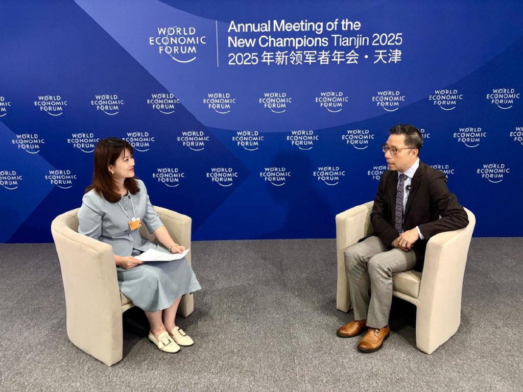 陆铭（右）在2025年夏季达沃斯论坛接受直新闻记者万涵一专访。