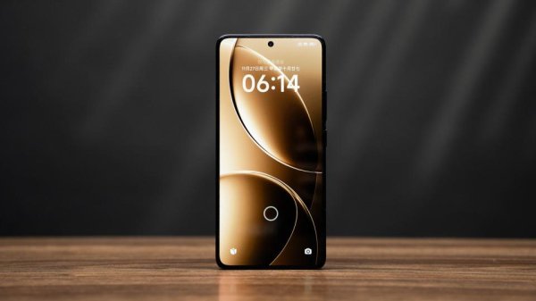 逸富盈策略 四款子系列新机同台竞技：标配潜望镜+超声波指纹，谁更值得等？