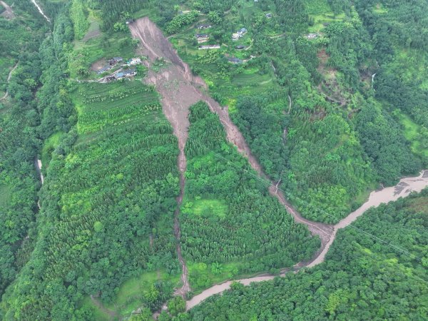 掌上策略 四川叙永正东镇滑坡致交通中断 400余人正在抢修保畅
